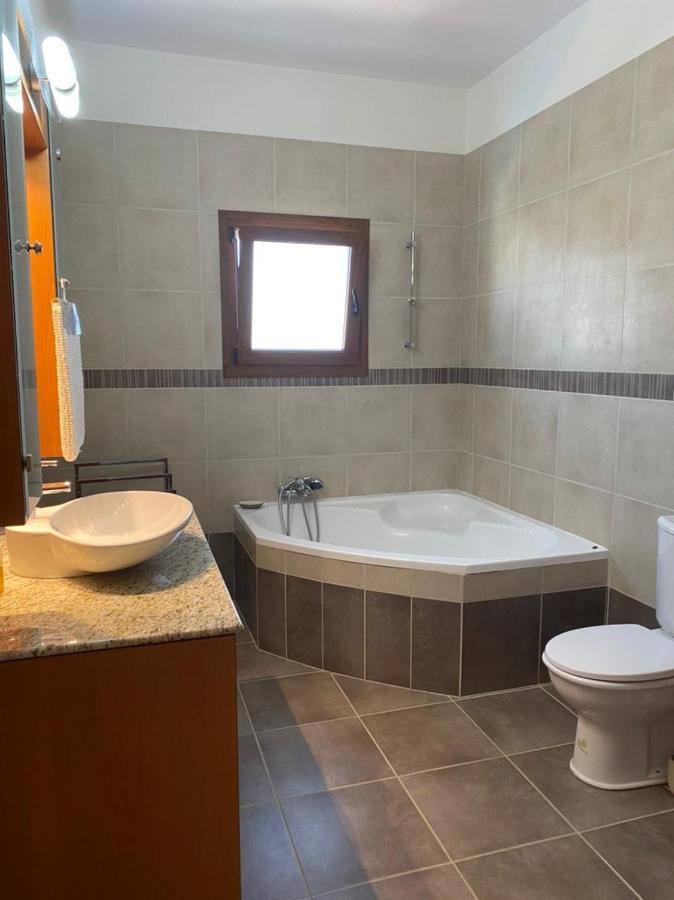 Episkopi Villa, Luxury 4 Bedroom With Pool - ลิมาซอล ภายนอก รูปภาพ